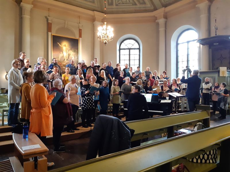 Huikeat Mozart Requiem harkat Vihdin kirkossa mahtavan Vihdin kamarikuoron kanssa