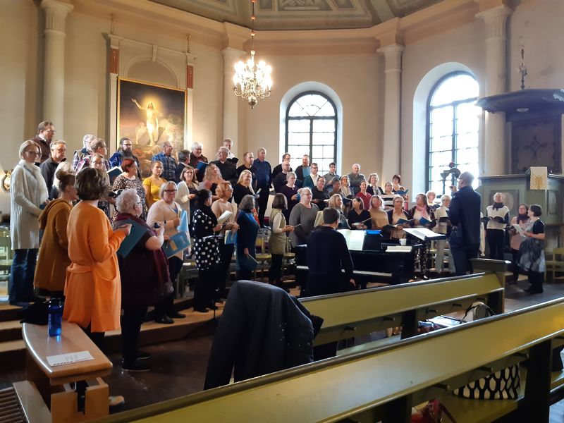 Huikeat Mozart Requiem harkat Vihdin kirkossa mahtavan Vihdin kamarikuoron kanssa